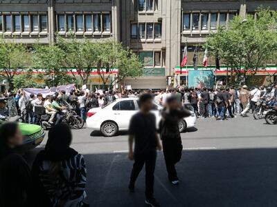  تجمع اعتراضی دانش‌آموزان مقابل وزارت آموزش و پرورش: تاثیر قطعی معدل را بردارید